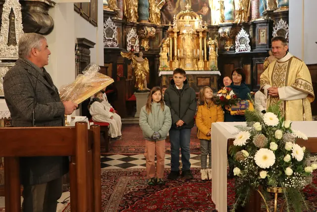 Bürgermeister Karl Bohnstingl überreicht ein Bild als Präsent | Foto: Gerhard Langmann