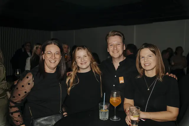 FidW und JW freuen sich über ein erfolgreiches Netzwerkjahr – und einen gelungenen Clubbing-Abend. | Foto: Lara Maier