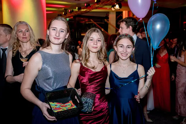 Fanden reißenden Absatz: Die Lose für den bestens bestückten Glückshafen.