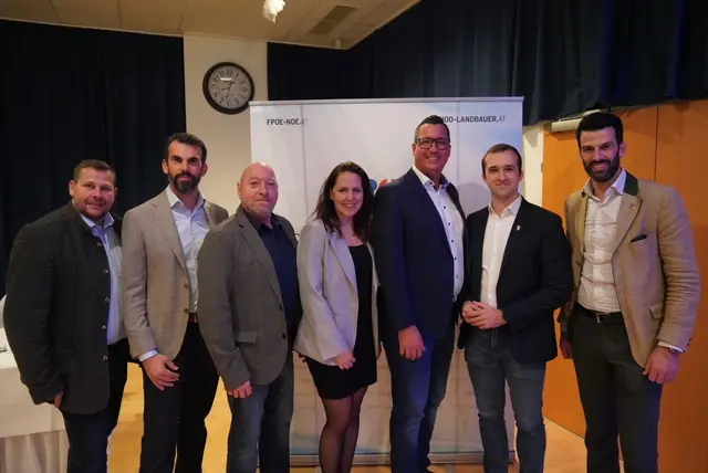 am Bild von rechts nach links:  Udo Landbauer, Kevin Pfann, Manuel Bugnar, Sandra Antosik, Martin Steinbrecher, Alexander Landbauer, Peter Schmiedlechner | Foto: FPÖ