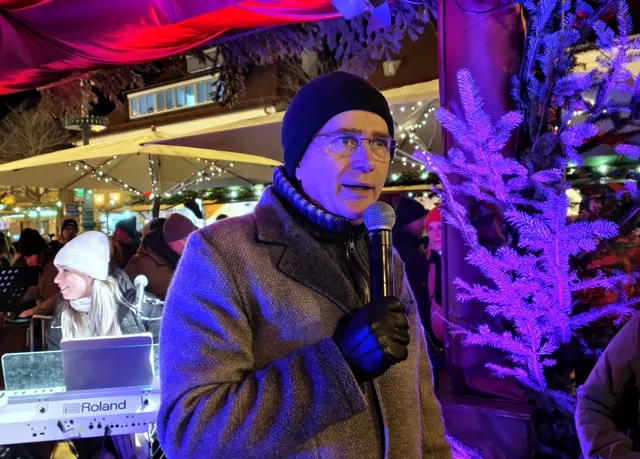 Bürgermeister Peter Eisenschenk eröffnete wie jedes Jahr das Adventdorf. | Foto: Christian Nowotny