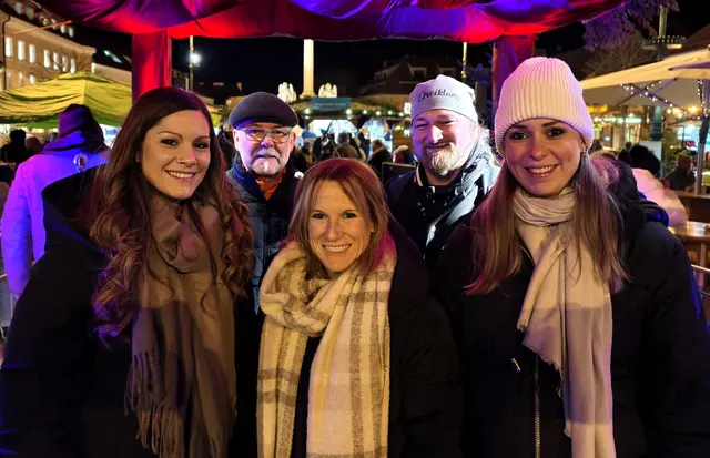 Kathi Bogner, Eric Egretzberger, Lisi Roitner, Charly Basstard und Lena Wostal. Dreiklang sorgte für Weihnachtsstimmung. | Foto: Christian Nowotny