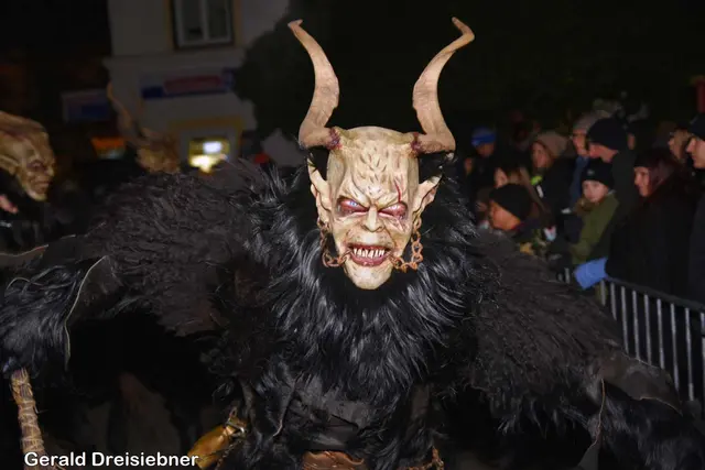 Schaurige Gestalten waren beim Perchtenlauf in Gleisdorf dabei.  | Foto: Gerald Dreisiebner