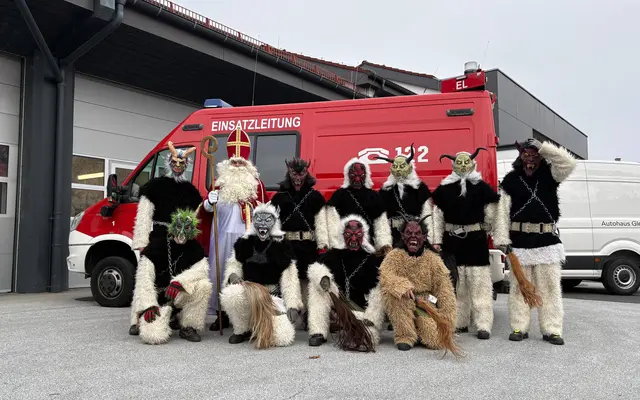 Der Nikolo mit seinen zehn Krampusse | Foto: BM d. V. Ing. Laura Heidenbauer