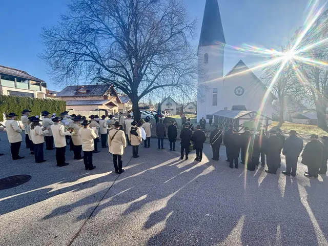 Den Ewigkeitssonntag begeht der Verein Nachbarschaft Sachsenheim gemeinsam mit der Kameradschaft und der Ortsmusik Elixhausen – in der traditionellen Tracht der Siebenbürger Sachsen. | Foto: Kurcz