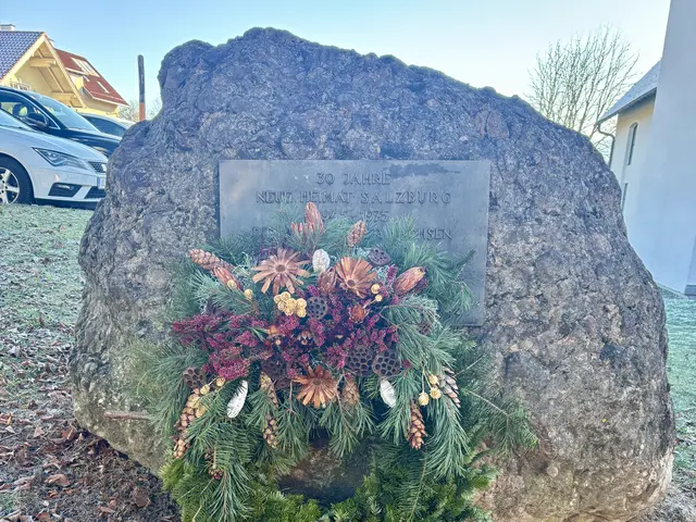 Zu Beginn der Feierlichkeiten wird am Siebenbürger Stein ein Kranz zum Gedenken an die Toten von Flucht und Vertreibung aus der alten Heimat Siebenbürgen im Jahr 1944 niedergelegt. | Foto: Kurcz