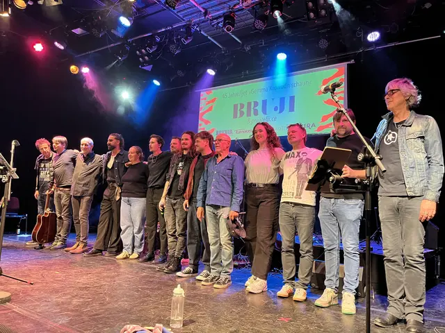 Viele Krowodn-RockerInnen der zweiten Generation gratulierten und waren als Vorgruppen und bei großen Finale mit auf der Bühne | Foto: Gesa Buzanich