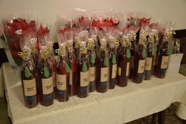 Wein  und Blumen für die Besucher der Adventstunde der Kam v. Edelweiß im Frauentalerhof | Foto: Josef Strohmeier