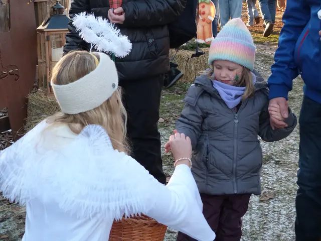 Auch der Besuch des Christkinds ließ viele Kinderaugen strahlen. | Foto: Vanessa Wittmann