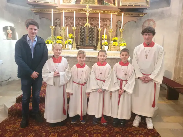 Betreuer Johannes und Martin Plakolb und die vier neuen Minis in Waldneukirchen: Anna, Simon, Elisabeth und Jakob.