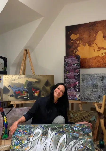 Für Nadine Böhm ist Kunst mehr als ein Beruf – sie ist Therapie, Leidenschaft und ein Stück Freiheit. | Foto: Laura Jung