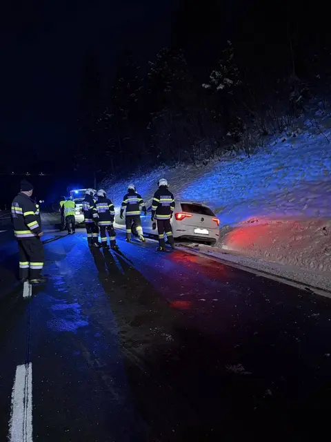 Sonntagmorgen kam ein Fahrzeug von der Fahrbahn ab und musste von der FF Eisenerz geborgen werden.  | Foto: FF Eisenerz
