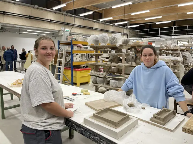 Bei Fragen waren die Schülerinnen stets bemüht den Gästen alles rund um die Ausbildung zu erklären.  | Foto: Vanessa Wittmann