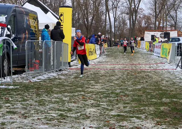 Pauline Steiner, 14, ULC Grein, aus Pabneukirchen. Silber bei den Crosslauf Staatsmeisterschaften U16 in St. Margarethen im Burgenland. Startnummer 351, rotes Leibchen.  | Foto: Karl Schaffner