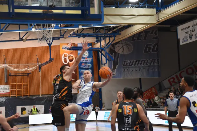 Die Panthers mit Luka Kraljic wehrten sich lange gegen die Niederlage, am Ende setzten sich Sebastian Käferle und sein Team klar durch. | Foto: Michael Strini