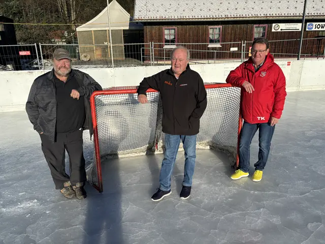 Freuen sich auf die neue Saison: Präsident Richard Czelecz, Bürgermeister Rudolf Hofbauer, Trainer Christian Hoppl. | Foto: MeinBezirk/Angelina Koidl