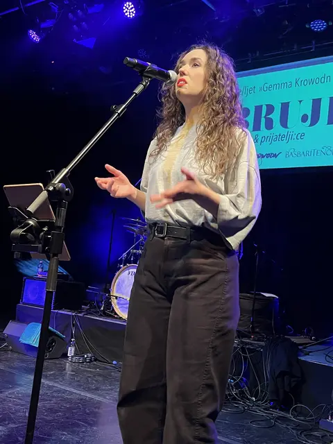 MIRA eröffnete den Abend solo und stand dann gemeinsam mit den BRUJI auf der Bühne. | Foto: Gesa Buzanich