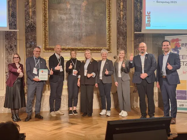 Dir. Markus Höfle (2.v.l.) und das Team der HLW FW Kufstein freuen sich über die Re-Zertifizierung. Bildungsminister Christoph Wiederkehr, ganz rechts im Bild, überreichte die Auszeichnung.   | Foto: HLW FW Kufstein