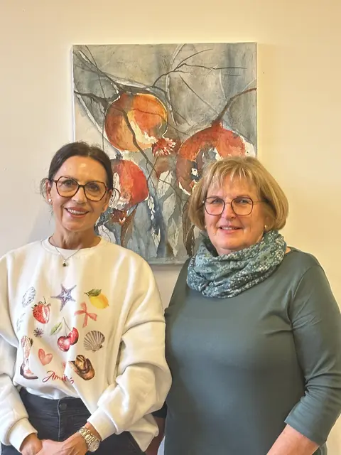 Veronika Herzog (li.) und Monika Spizak gestalten ihre erste gemeinsame Ausstellung in der Galerie Scolarta in Saalfelden.  Foto: Manja Fahringer