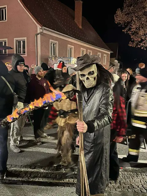 Eine brennende Sense sieht man auch nicht alle Tage. | Foto: Linhart