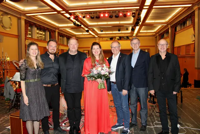 Simone Kopmajer mit ihrer Band und Bürgermeister Bernd Osprian | Foto: Lederer