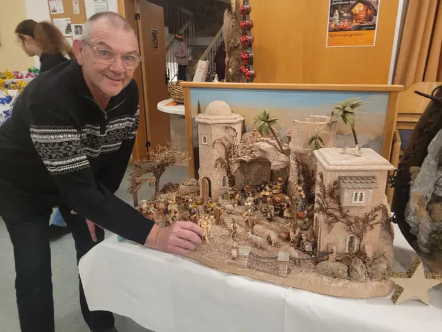 Der Krippensammler Harald Richter aus Waldneukirchen freut sich über 250 Krippen in seinem Besitz.