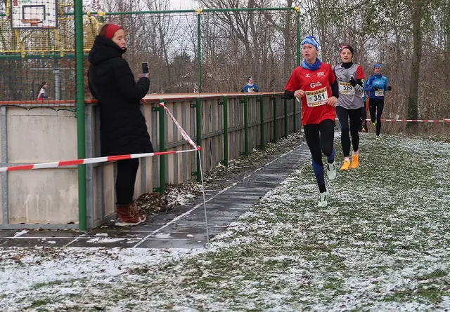 Pauline Steiner, 14, ULC Grein, aus Pabneukirchen. Silber bei den Crosslauf Staatsmeisterschaften U16 in St. Margarethen im Burgenland. Startnummer 351, rotes Leibchen.  | Foto: Karl Schaffner