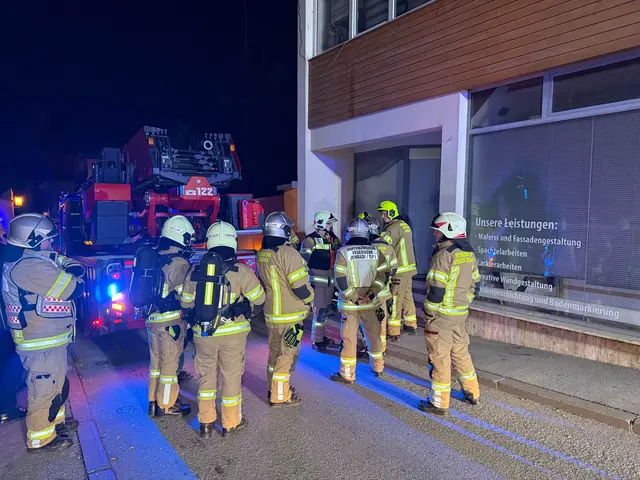 Das Gebäude musste von den örtlichen Feuerwehren vorsorglich geräumt werden.   | Foto: ZOOM.TIROL