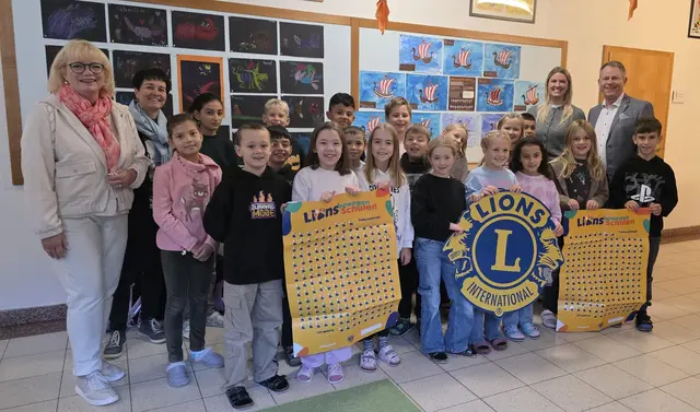Monika Obernberger und Stefanie Riedler (LC Kirchdorf Ambra), Markus Grüner (LC Kirchdorf) mit Schulleiterin Christine Kerschbaummayr und den fleißigen Tatzensammlern | Foto: LC Kirchdorf Ambra