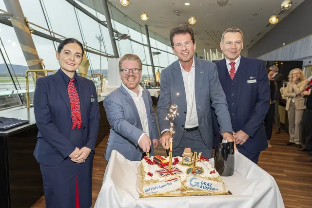 Jakob Zimmermann (Senior Manager Network &amp; Fleet BA Euroflyer) und Wolfgang Grimus (Graz Airport) schneiden die Torte zum Erstflug an. | Foto: Foto Fischer