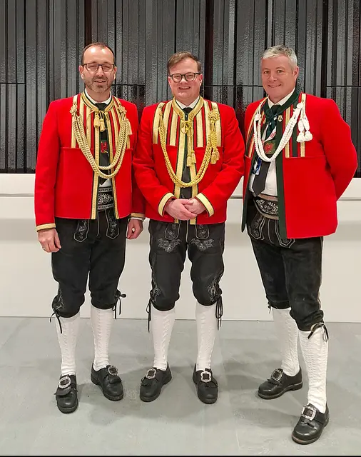 Der neue STMK Wilten-Obmann Stefan Hassl, flankiert von seinem Vorgänger Peter Spanblöchl (re.) und Kapellmeister Raimund Walder | Foto: STMK Wilten