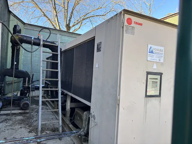 Der "Herz" der Kunsteisanlage, die Kältemaschine. Am Leben hält sie seit Jahren Kältetechniker Alexander Charwot. | Foto: MeinBezirk/Angelina Koidl