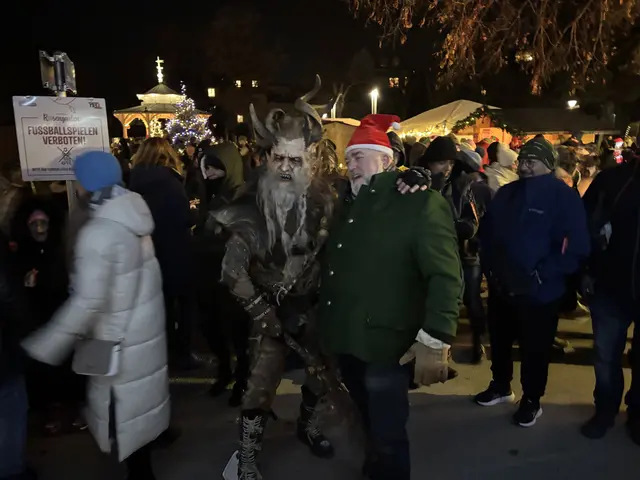 Organisator Andreas Lechner wird von einem Kramperl sanft in die Mangel genommen. | Foto: Trimmel, Zezula
