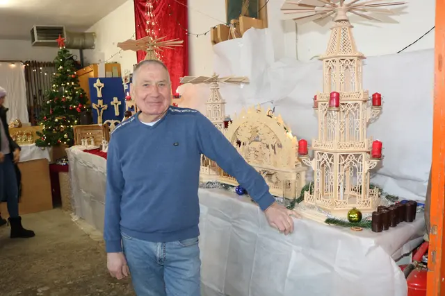 Gregor präsentierte seine selbst gefertigten Holzkunstwerke. | Foto: Sona Hasoyan