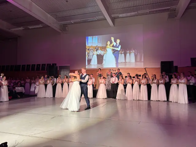 Die drei Klassenvorstände Marion Maier, Petra Mehsner und Birgit Sporer-Lewenhofer stellten die Maturantinnen und Maturanten vor – wie hier Julian Hofer und Valentina Hutter. | Foto: MeinBezirk/Heimo Potzinger