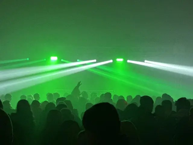 Und nach dem Krampuslauf ab in die Sporthalle zur Party. | Foto: Linhart