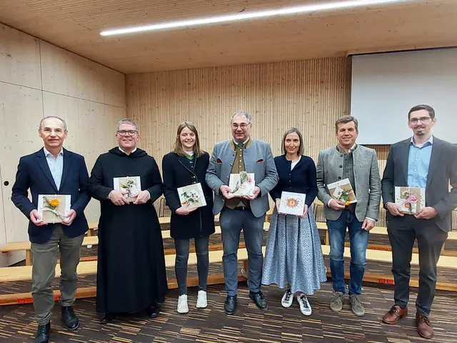 Zur Einweihung der Schule erhielten die Ehrengäste ein Buch. | Foto: Sylvia Schober