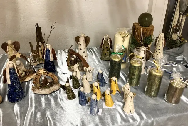 Selbstgemachte Tonfiguren, Kerzen und Krippen 