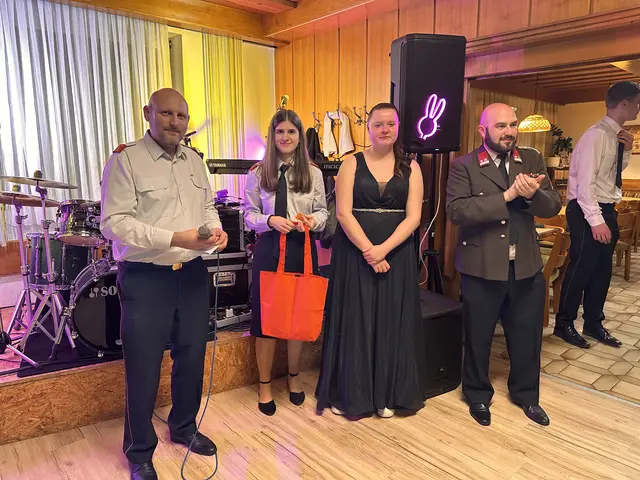 Der Feuerwehrkommandant der Freiwilligen Feuerwehr Stuben, Gernot Artner mit Christina Kalchbrenner (FF Rettenbach), Jana Böhm (FF Stuben) und Markus Schranz (FF Stuben) bei der Tombola.  | Foto: Lisa Stöckl