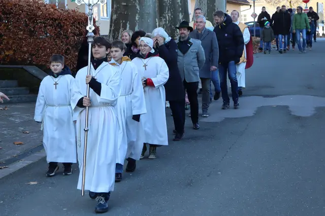 Der Einzug in die Pfarrkirche | Foto: Gerhard Langmann