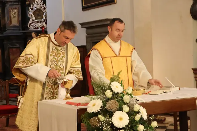 Wasser und Wein werden eingefüllt | Foto: Gerhard Langmann