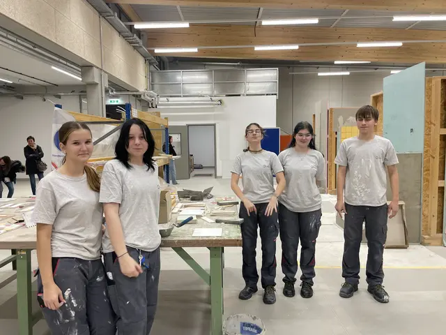 Handwerk aus nächster Nähe: Lehrkräfte und Lernende beantworteten Fragen rund um Techniken und Materialien. | Foto: Vanessa Wittmann