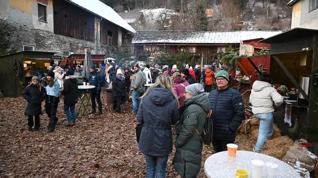 Besucherinnen und Besucher ließen sich von der vorweihnachtlichen Atmosphäre beim Adventdorf in Kalwang verzaubern.