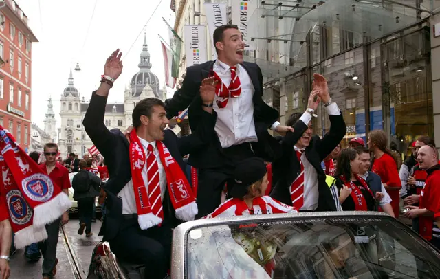 GAK-Meisterfeier 2004: Naumoski (Mitte) mit Mannschaftskollegen Nikola Milinkovic und Mario Majstorovic in der Sporgasse. | Foto: GEPA