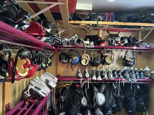 Für den Nachwuchs, gibt es beim Eishockeyverein einiges zum Ausleihen.  | Foto: MeinBezirk/Angelina Koidl