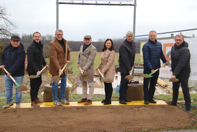 Mit OSG-Obmann Alfred Kollar (3.v.l.), Orthopäde Martin Schmitzhofer (4.v.l.) und Bürgermeister Vinzenz Knor (3.v.r.) erfolgte der symbolische Auftakt zum Bau. | Foto: Martin Wurglits