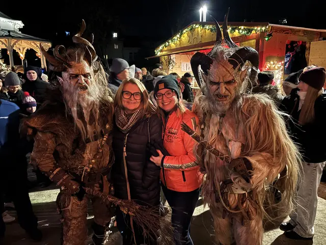 Die Schönen und die Biester. Die sehr wild aussehenden, jedoch sehr milden Kramperl nahmen auch Susi und Jenny in ihre Mitte. | Foto: Trimmel, Zezula
