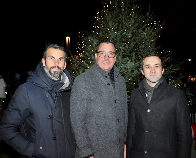 Blau (auch von der Kälte): Die FP-Gemeinderäte Alexander Landbauer und Manuel Bugnar und FP-Stadtrat Kevin Pfann. | Foto: Trimmel, Zezula