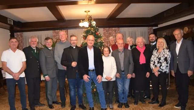 Der Vorstand und die Ehrengäste vor dem Lichterbaum um Frauentalerhof  | Foto: Josef Strohmeier