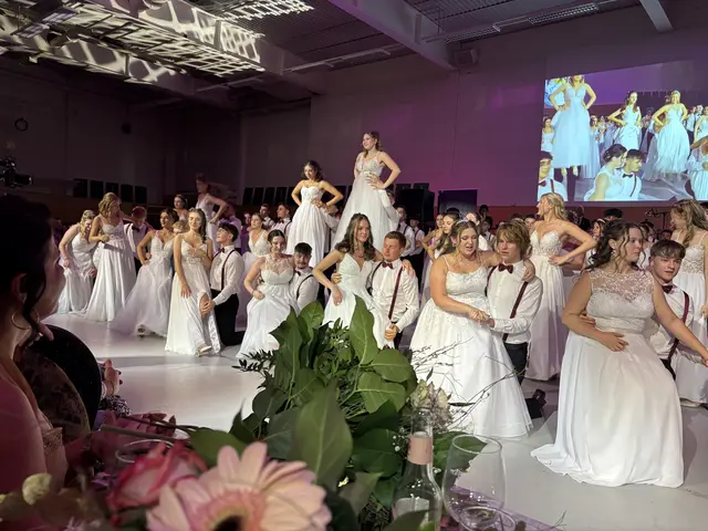 Mit einer eleganten Polonaise eröffneten die Maturantinnen und und Maturanten gemeinsam mit ihren Tanzpartnerinnen und Tanzpartnern den 23. Maturaball der HLW Feldbach. | Foto: MeinBezirk/Heimo Potzinger